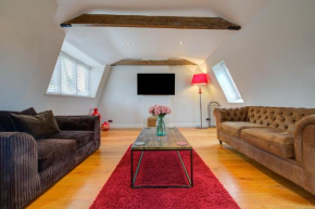 Spacious 2-Bed Home - Exposed Beams & Fast Internet Included